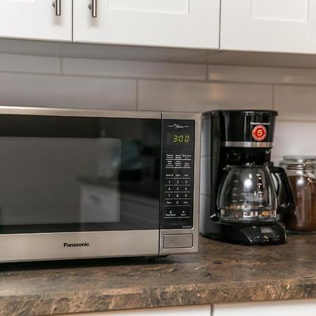 Executive Home - Long Stays Welcome - Garage Parking - Free Wifi & Netflix Edmonton Pokój zdjęcie