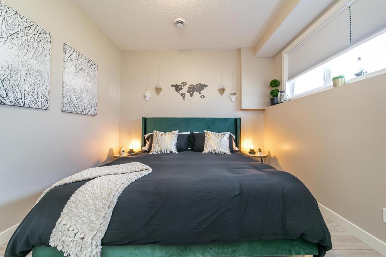 Executive Home - Long Stays Welcome - Garage Parking - Free Wifi & Netflix Edmonton Zewnętrze zdjęcie