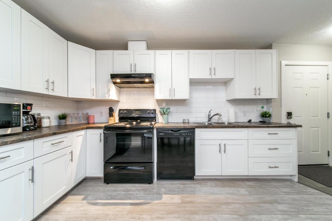 Executive Home - Long Stays Welcome - Garage Parking - Free Wifi & Netflix Edmonton Zewnętrze zdjęcie