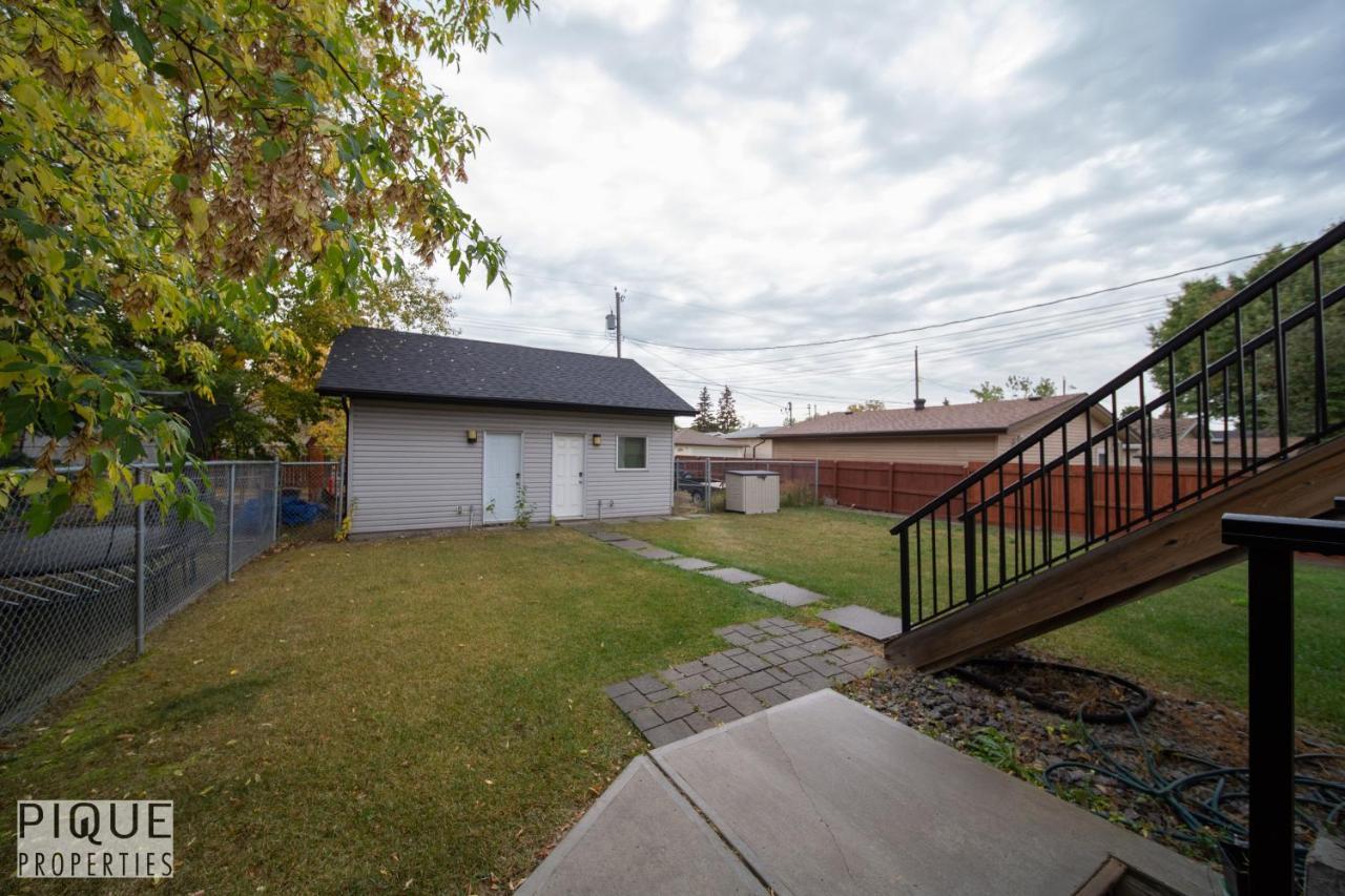 Executive Home - Long Stays Welcome - Garage Parking - Free Wifi & Netflix Edmonton Zewnętrze zdjęcie