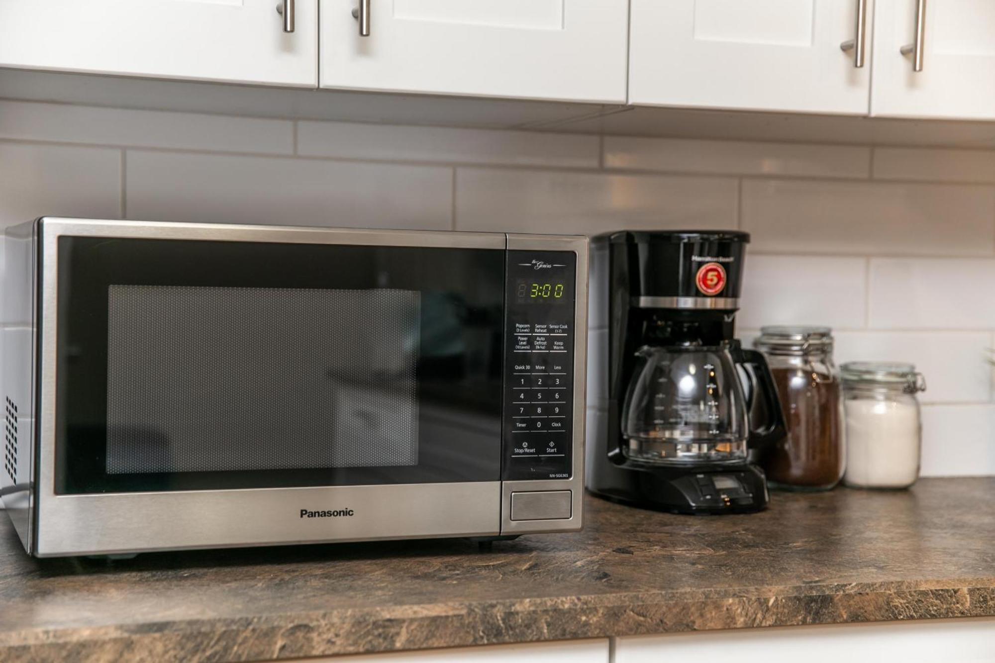 Executive Home - Long Stays Welcome - Garage Parking - Free Wifi & Netflix Edmonton Pokój zdjęcie