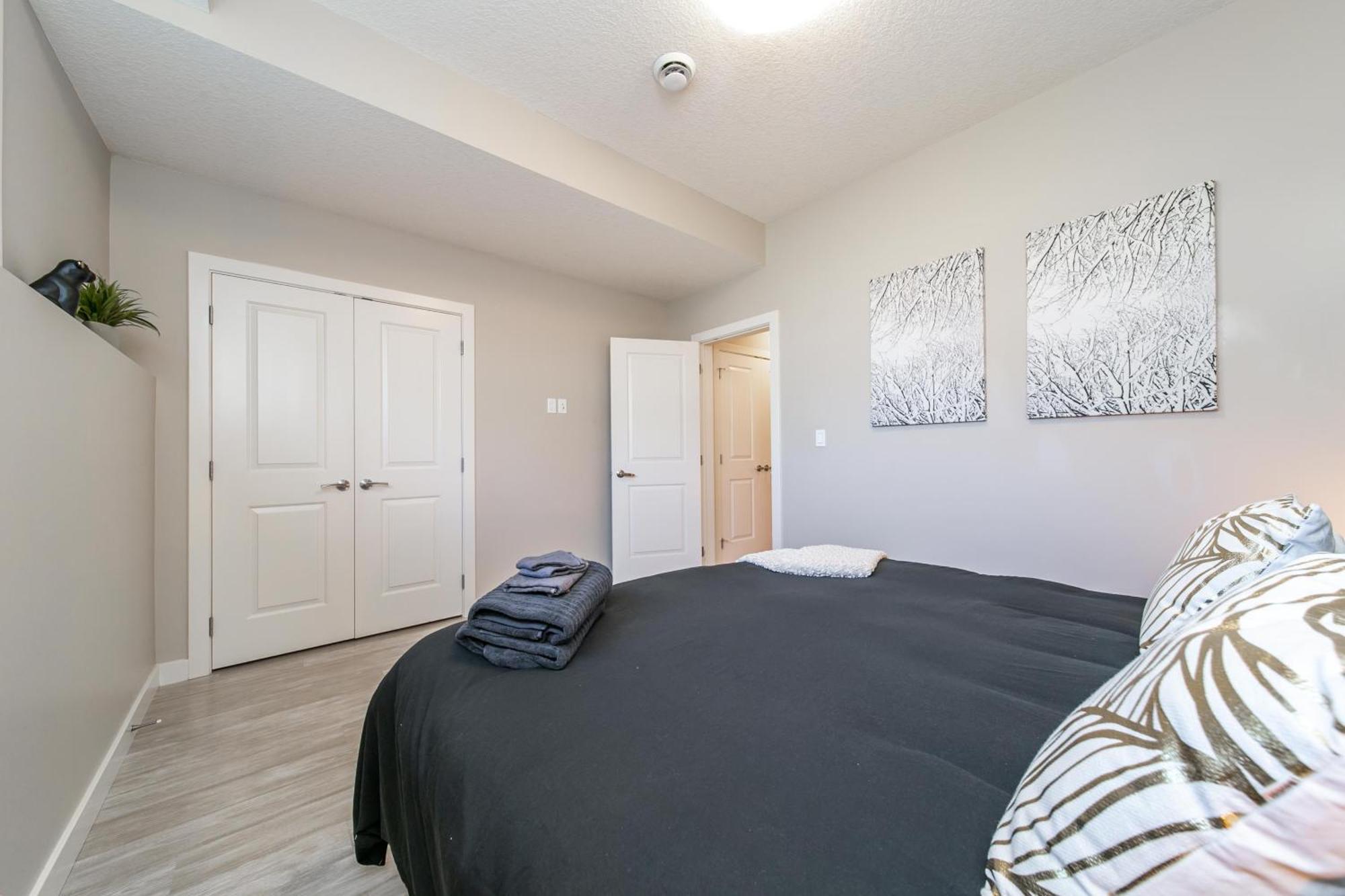 Executive Home - Long Stays Welcome - Garage Parking - Free Wifi & Netflix Edmonton Pokój zdjęcie