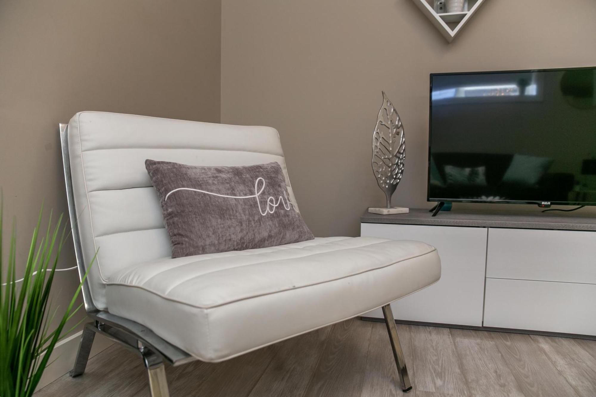 Executive Home - Long Stays Welcome - Garage Parking - Free Wifi & Netflix Edmonton Pokój zdjęcie