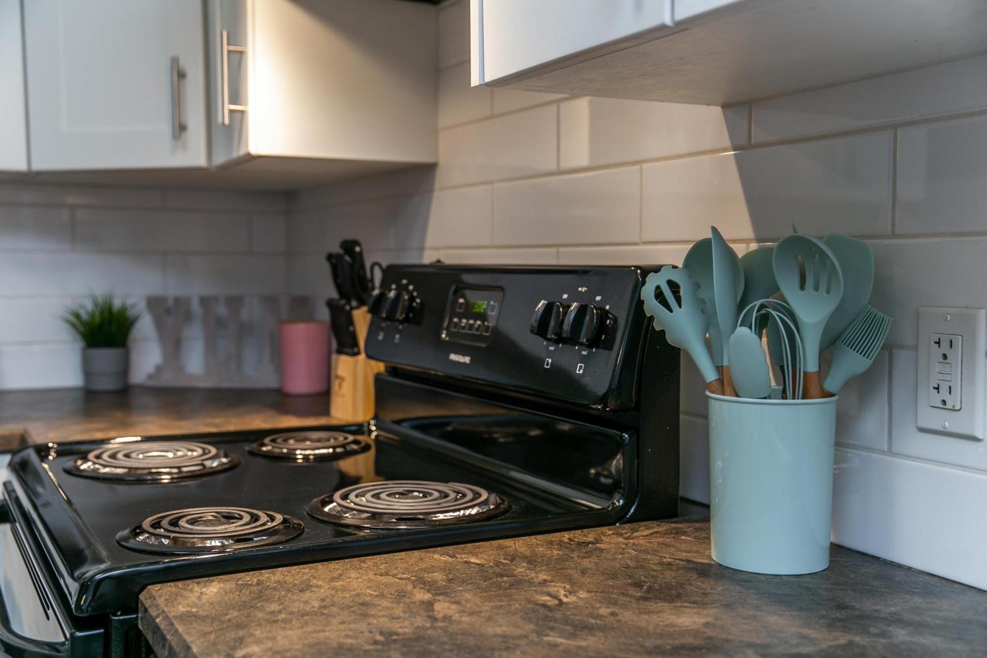 Executive Home - Long Stays Welcome - Garage Parking - Free Wifi & Netflix Edmonton Pokój zdjęcie