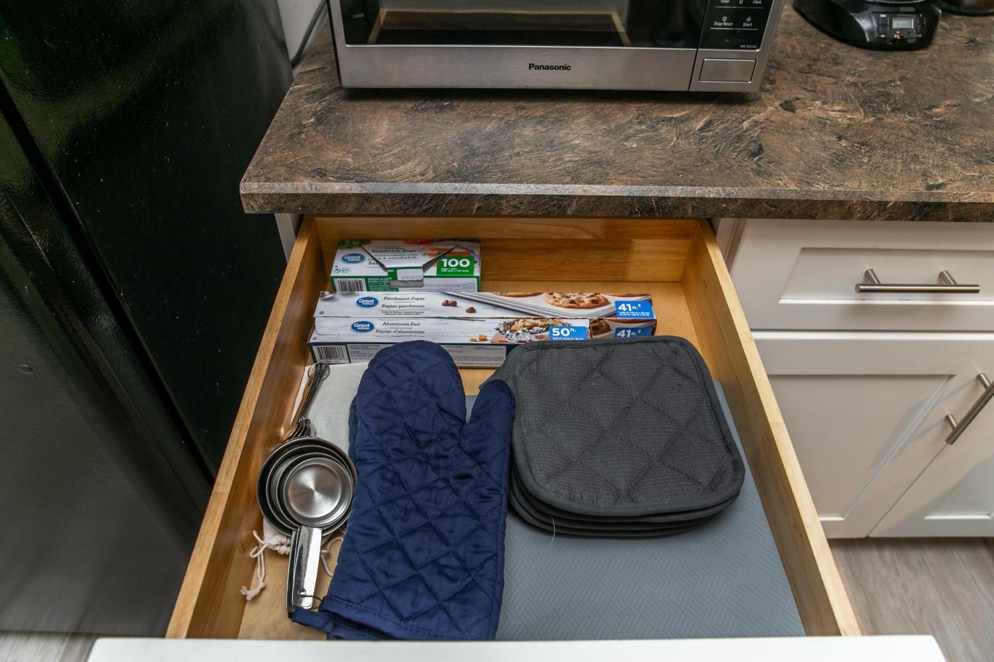 Executive Home - Long Stays Welcome - Garage Parking - Free Wifi & Netflix Edmonton Pokój zdjęcie