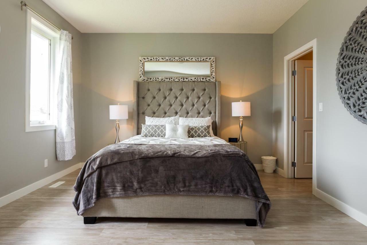 Executive Home - Long Stays Welcome - Garage Parking - Free Wifi & Netflix Edmonton Zewnętrze zdjęcie