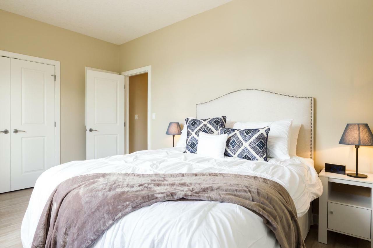 Executive Home - Long Stays Welcome - Garage Parking - Free Wifi & Netflix Edmonton Zewnętrze zdjęcie